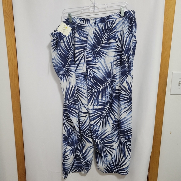 Soho Apparel Navy and White Leaf Pattern Capri Pants, Size 3X, New with tags - Picture 2 of 3